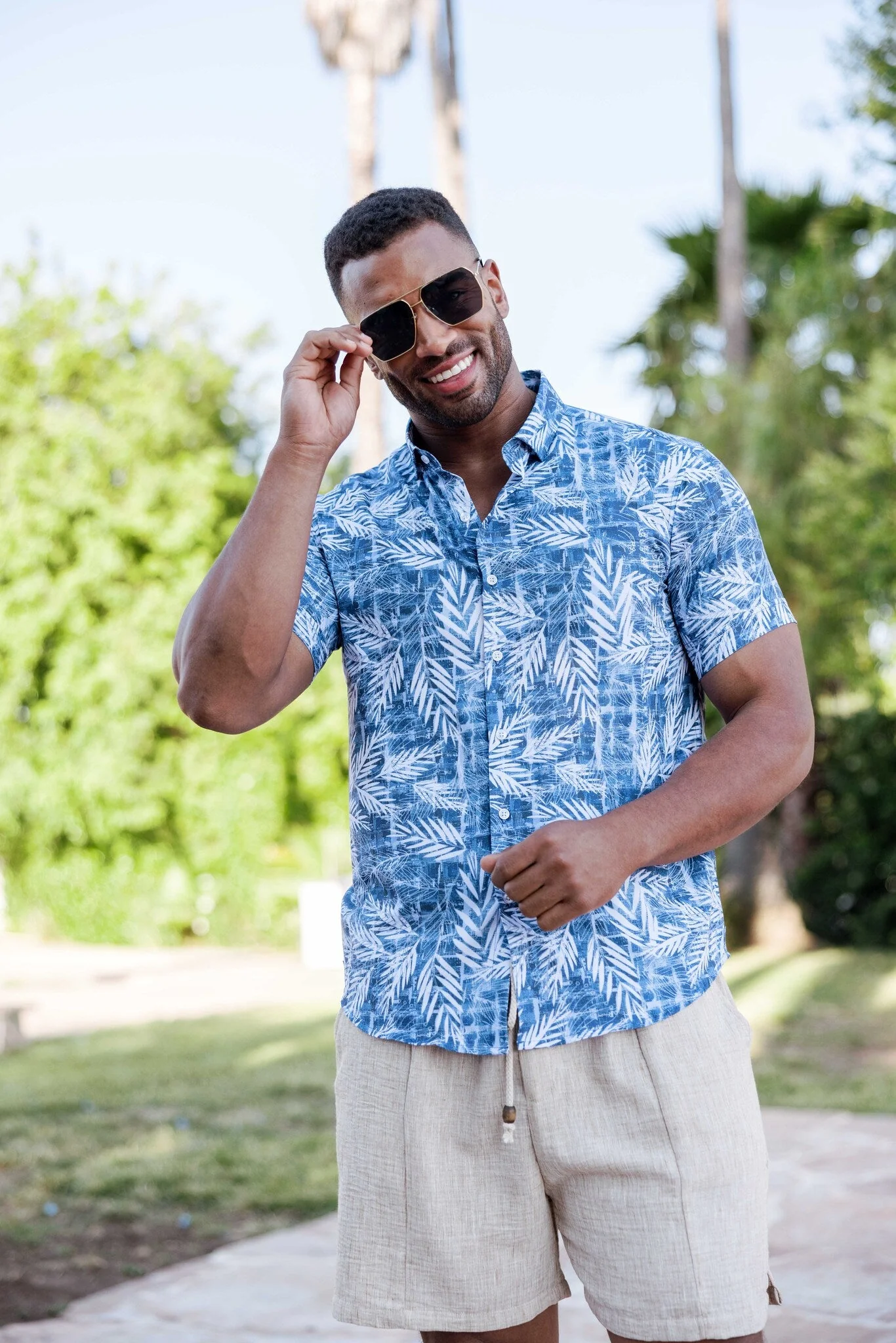 Men’s Blue Leaf Short Sleeve Stretch Shirt - Image 3